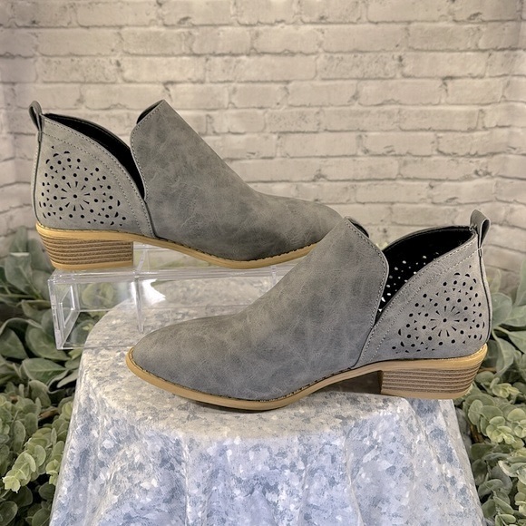 🩶Gray Chunky Low-Cut Perforated Western Styled Ankle Booties WMS 8.5M🩶NWOT - Picture 5 of 11